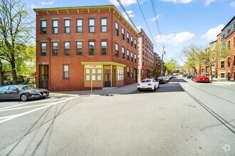 Building Photo - 26 Beacon St