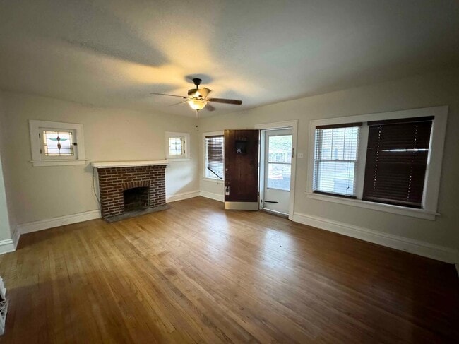 Building Photo - Nicely remodeled 2 bedroom 1 bath home in ...
