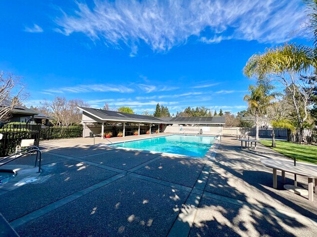 Building Photo - Beautiful Two Bedroom Valley Club Circle C...