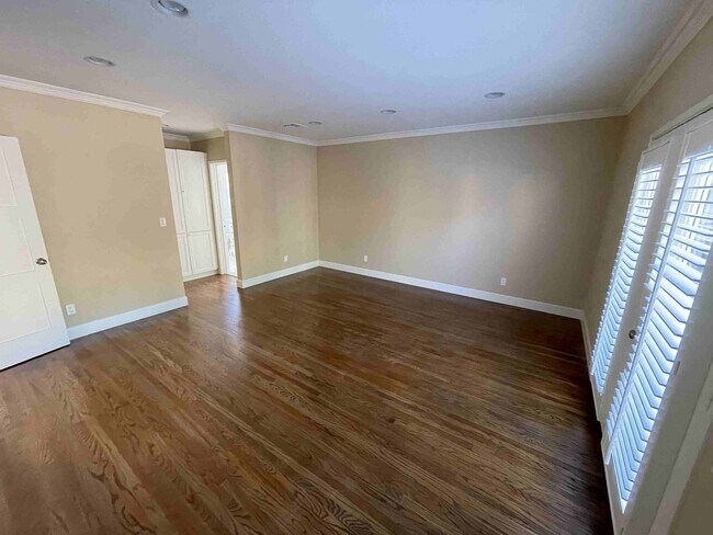 Building Photo - 4432 Bakman Ave