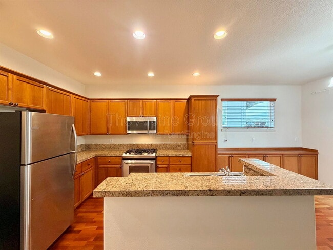 Building Photo - 958 SE Roundelay St