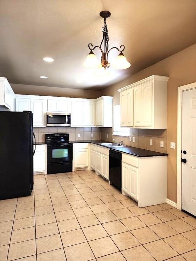 Building Photo - 4 Bed 2 Bath 2 Car Garage Executive Duplex in the Oxford Park Addition