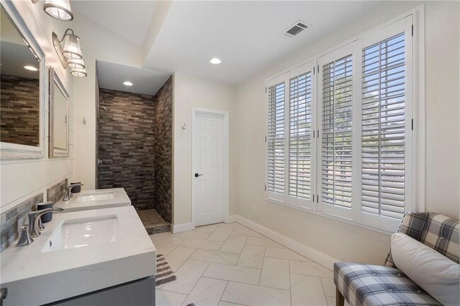 Building Photo - 61 View Point Dr