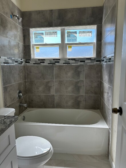 Building Photo - 815 Wells Ave