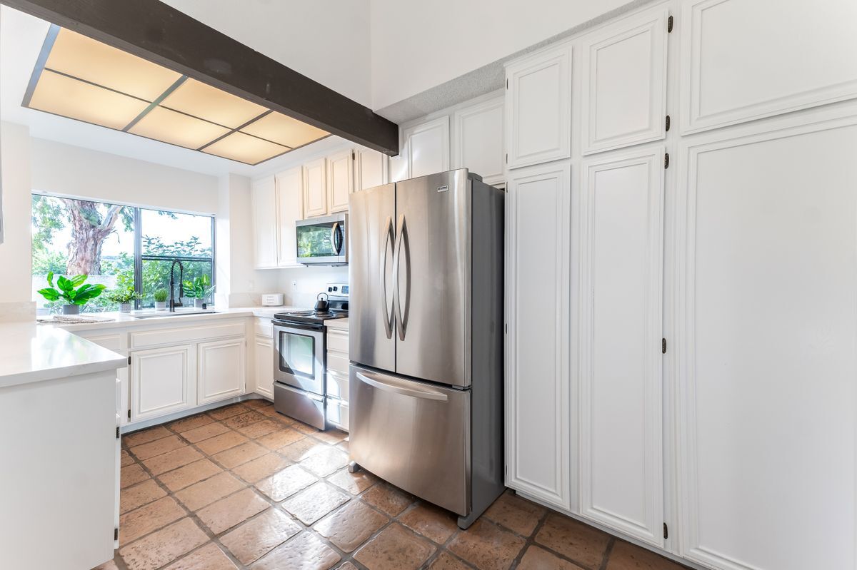 Building Photo - 1964 Olivewood Ct