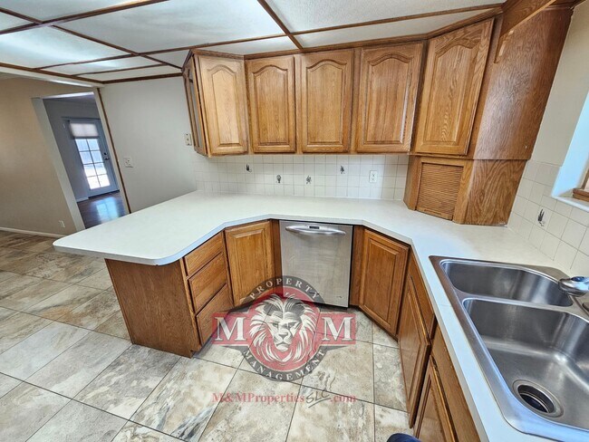 Building Photo - Spacious 5 Bd 3 Ba Home Cottonwood Heights