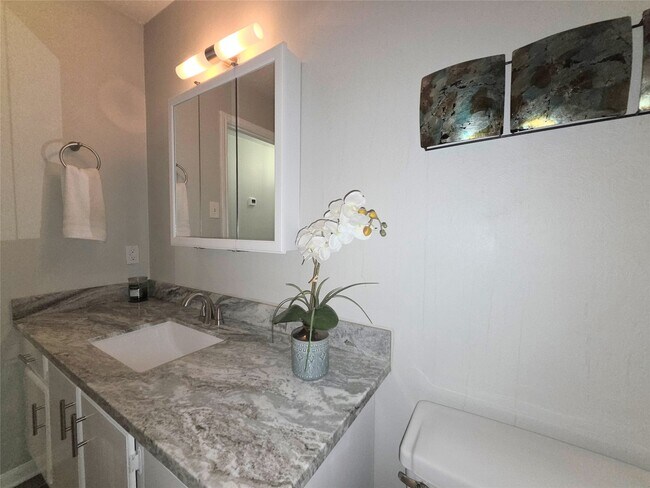 Building Photo - 801 River Rd