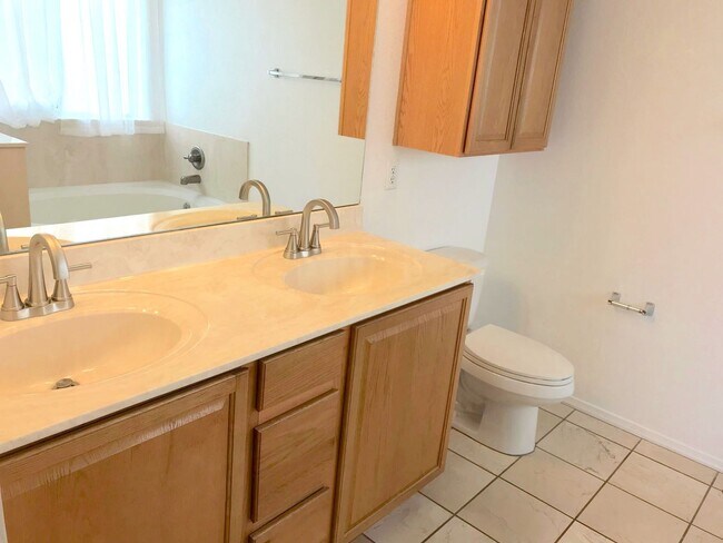 Building Photo - Spacious 4 bedroom Northern Meadows Home with Refriderated Air!