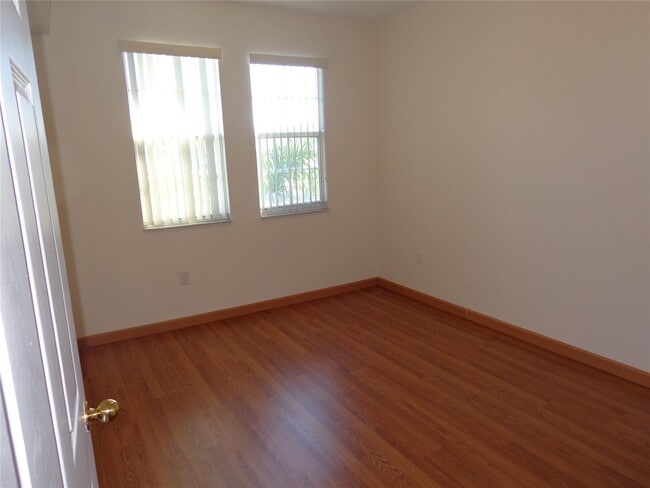 Building Photo - 533 NE 3rd Ave