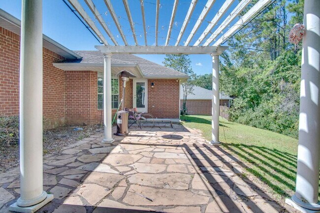 Building Photo - Spacious Pace Home with Office, Fireplace & Pergola