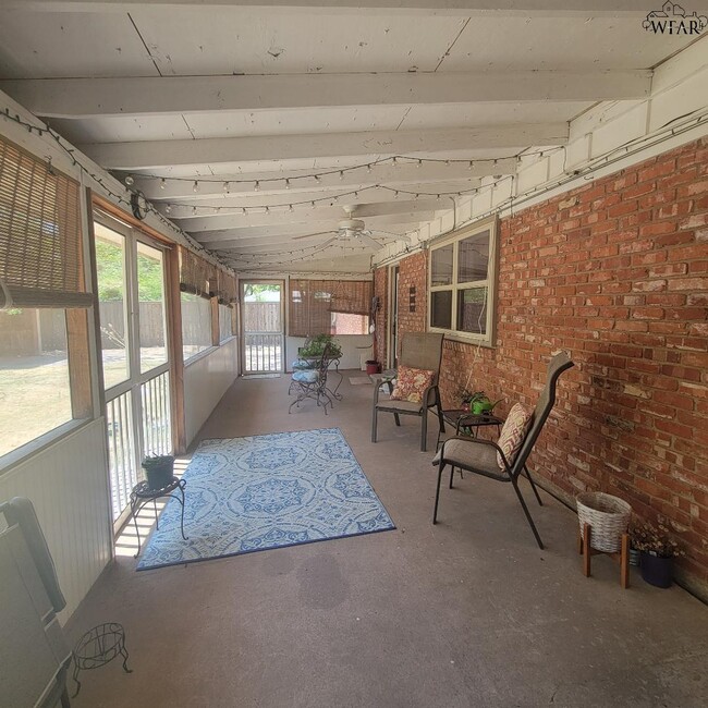 Building Photo - 2415 Martin St