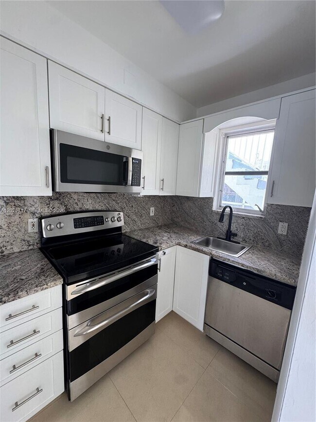 Building Photo - 10281 E Bay Harbor Dr
