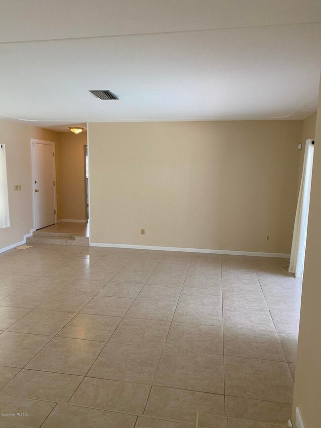 Building Photo - 466 Gateway Dr