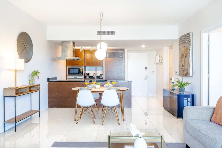 Building Photo - 485 Brickell Ave