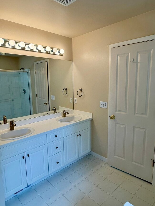 Building Photo - 3bd/2.5ba Sammamish Townhome