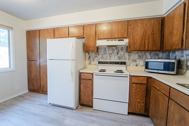 Building Photo - This darling 2 bedroom, 1.5 bath townhome is perfect for low maintenance, one level living! With ...