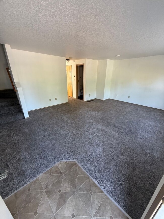 Building Photo - Nice town house!