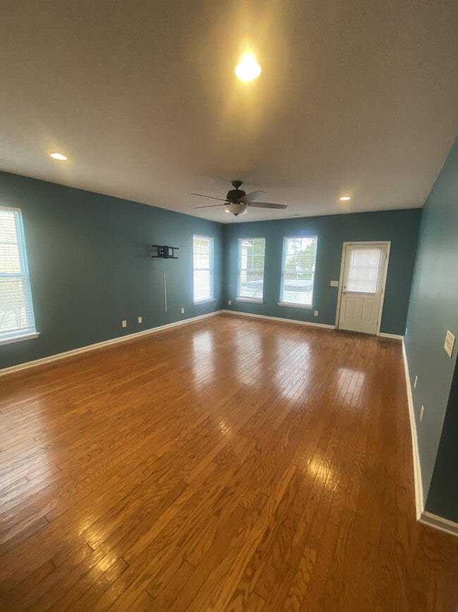 Building Photo - 421 Emerson Dr