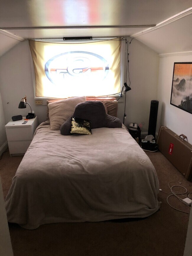 Building Photo - 3 Bedroom Available August 2026;  Monthly ...