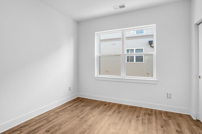 Building Photo - Spacious 4-level Home| 3 bedrooms + Garage parking!