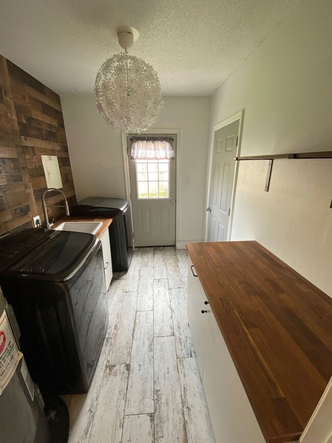 Building Photo - Charming 3-Bedroom Ranch !! "ASK ABOUT OUR...