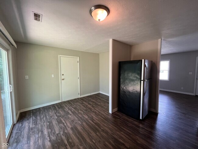 Building Photo - 3831 Bennett Dr