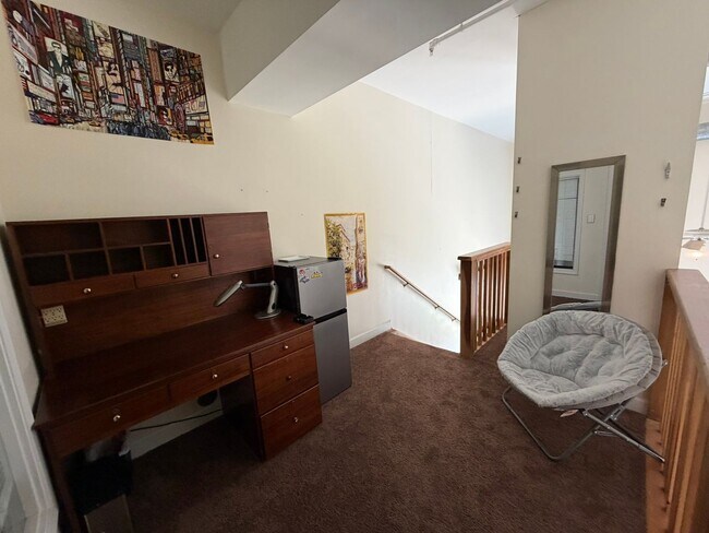 Building Photo - Private Rooms Available in Downtown Condo | Flexible Lease Terms