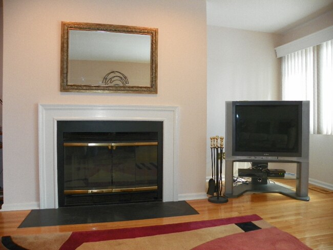 Building Photo - 135 Danbury Ct