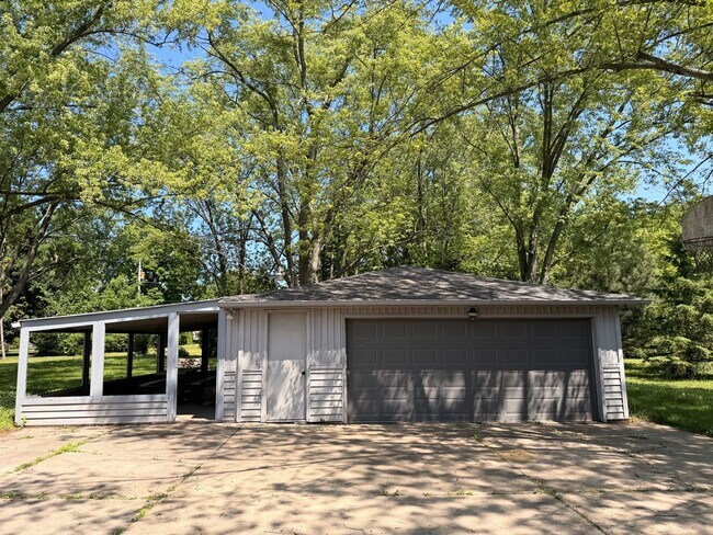 Building Photo - 3 Bed/1 Bath Home with Garage Parking!!