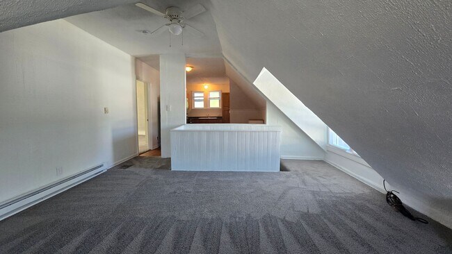 Building Photo - 2047 Lawrence Ave