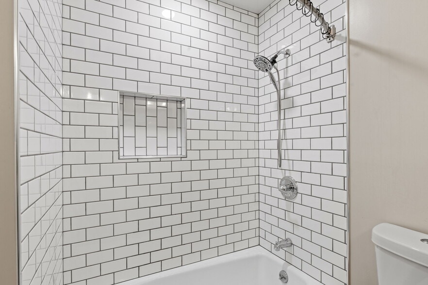 Upstairs Shower - 1486 Briaroaks Trl NE