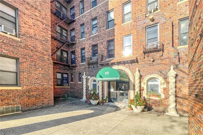 Building Photo - 7 9th St