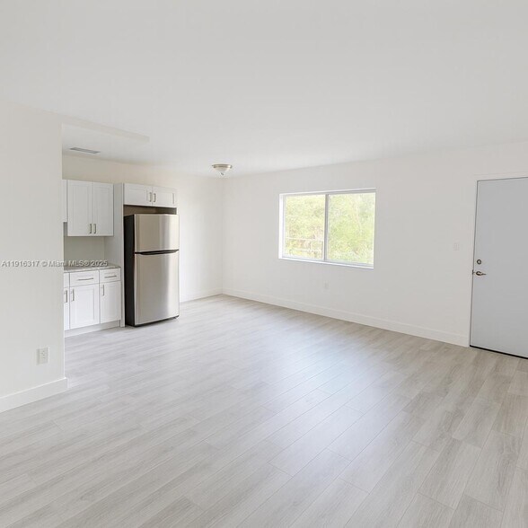 Building Photo - 1280 W 54th St