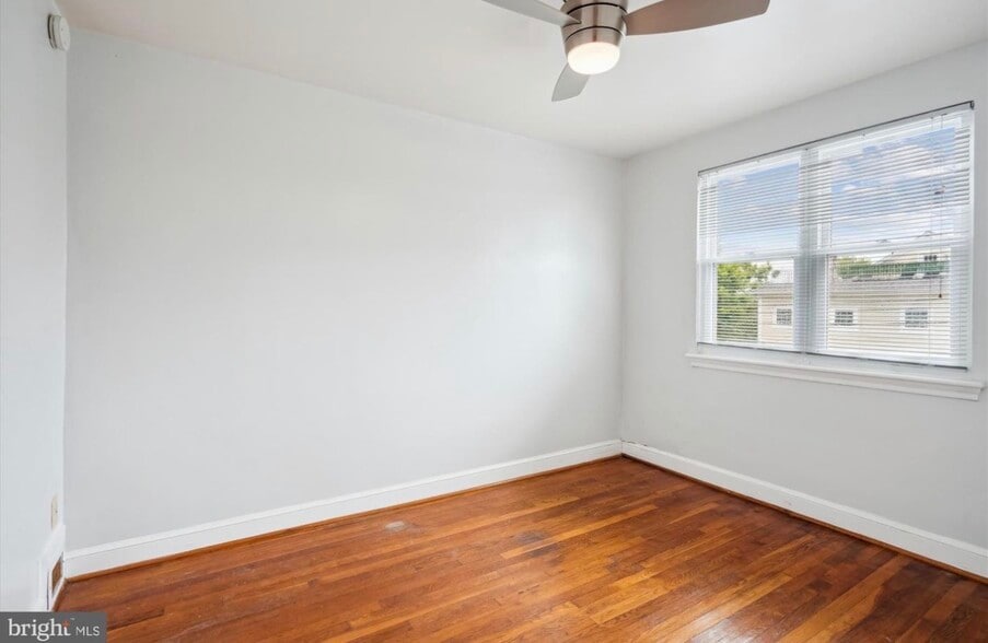 2nd Bedroom Upper Level - 104 Lynhaven Dr