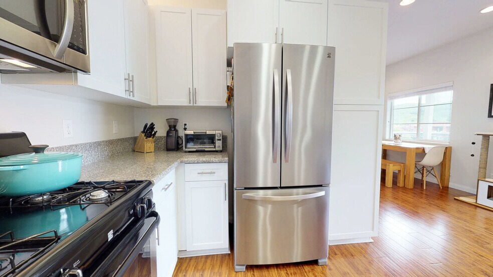 Building Photo - 955 Humbert Ave