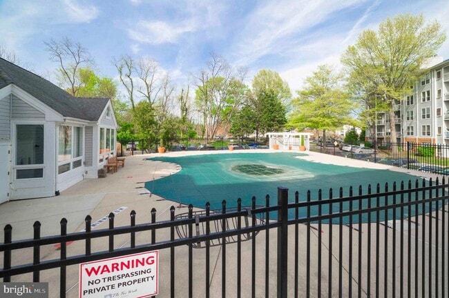 Building Photo - 3176 Summit Square Dr