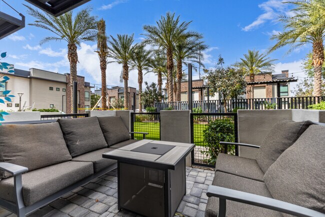 Building Photo - 164 E Lexington Ave