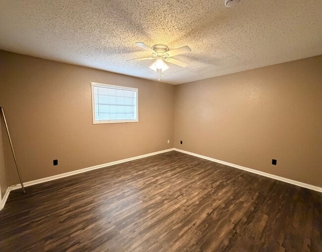 Building Photo - Don't miss out! Large 2/2 apartment
