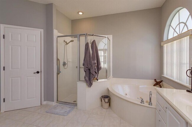 Building Photo - 1703 Golfview Dr