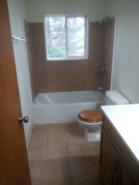 bath - 318 E Forest St