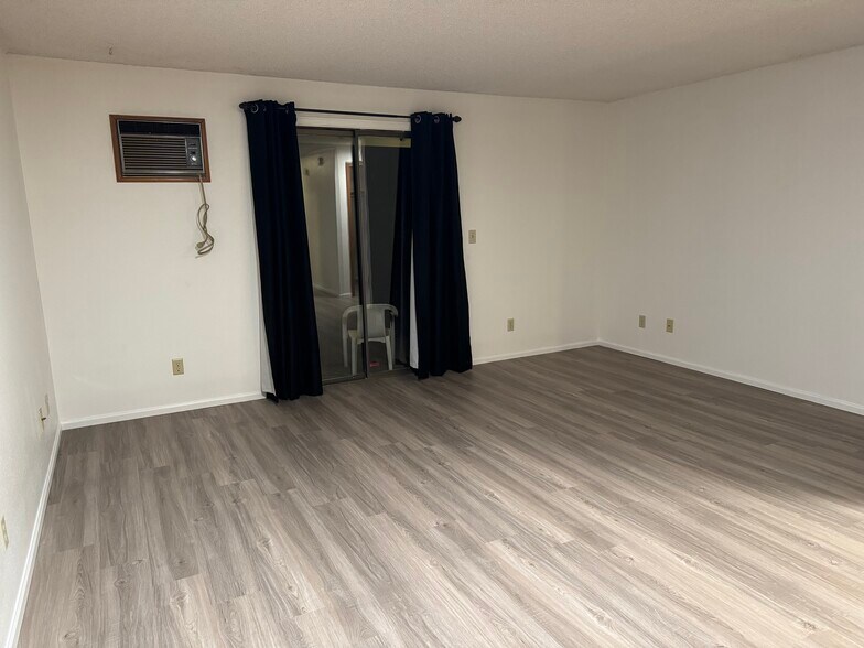 Living room to back patio - 1293 City View St