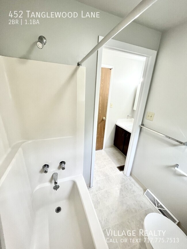 Building Photo - 452 Tanglewood Ln