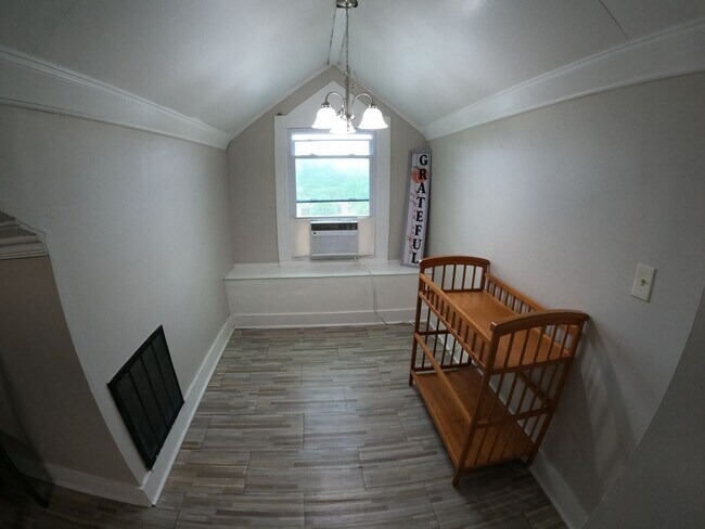 Building Photo - 1BR/1BA ready to rent 2 blocks from Lakebottom