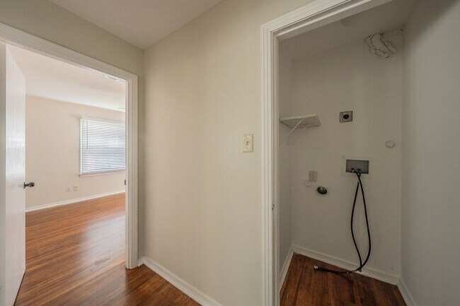 Building Photo - 3-Bedroom in Westworth Village!