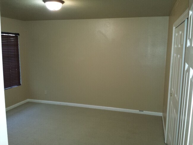 Building Photo - 3 Bedroom Home for Rent in Anderson CA | Large Family Room, 2 Car Garage, Pet Friendly