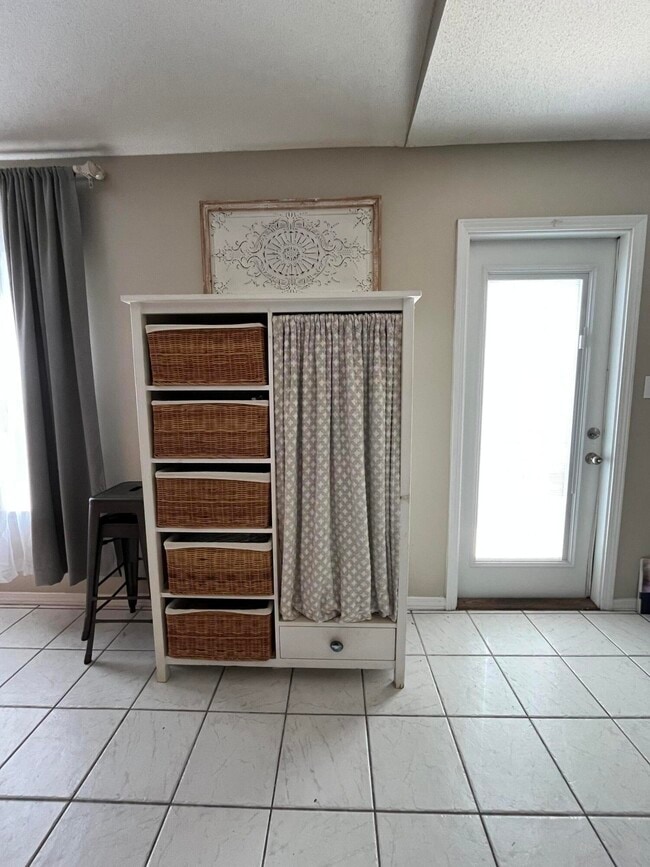 Building Photo - 1098 Forest Lake Terrace