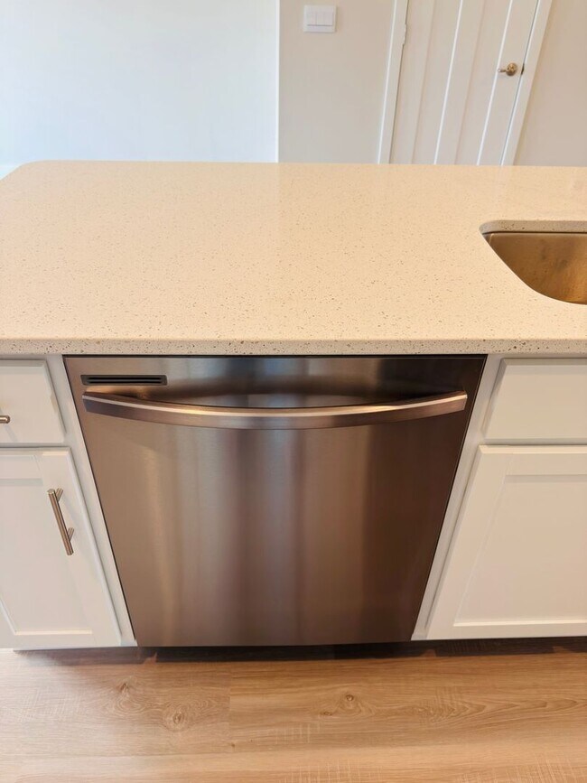 Building Photo - Brand New 4 Bed 3.5 Bath End Unit Townhome in Inwood