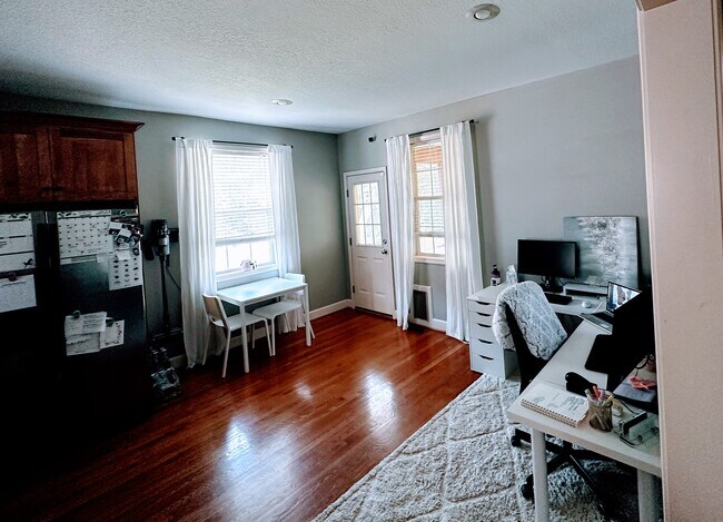 Dining area - 9239 Walnut St