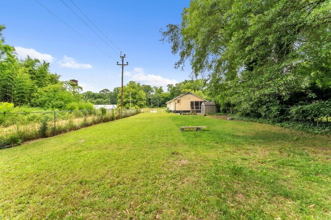 Building Photo - Quaint 3-Bedroom Retreat with Fireplace & ...