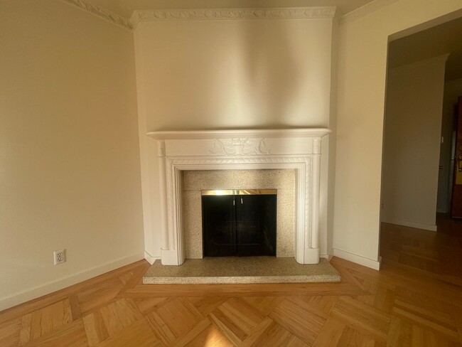 Building Photo - Top Floor 3 Bedroom Flat Available Now - R...